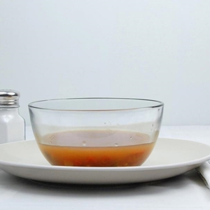 سوپ، آب گوشت گاو، آبگوشت، کنسومه با حجم مساوی آب تهیه شده است