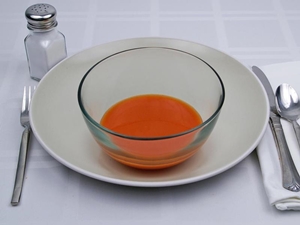 سوپ گوجه فرنگی کنسرو شده با حجم مساوی شیر کم چرب (2%) تهیه شده است