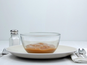 خورش گوشت گاو با سیب زمینی و سبزیجات از جمله هویج، کلم بروکلی و/یا برگ سبز تیره؛ سس